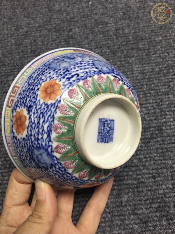 古玩陶瓷青花加彩落花流水圖茶碗真品鑒賞圖