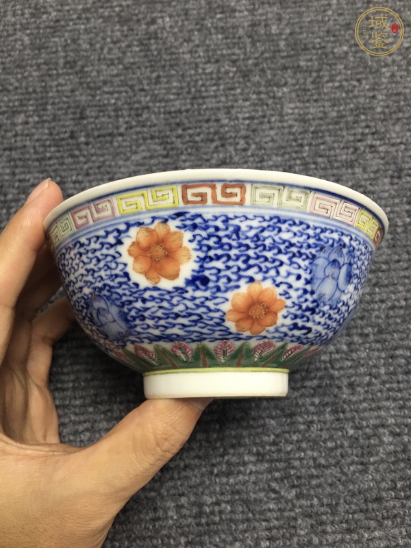 古玩陶瓷青花加彩落花流水圖茶碗真品鑒賞圖