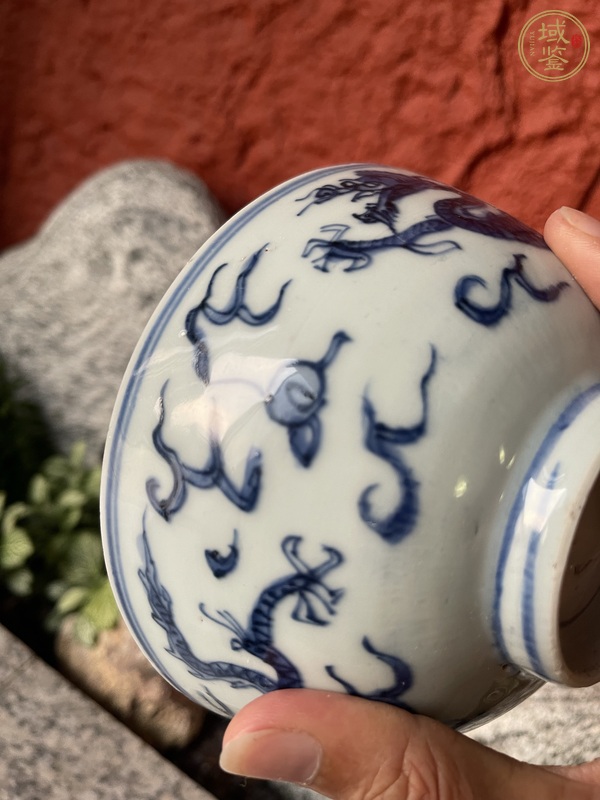 古玩陶瓷青花趕珠龍紋茶碗真品鑒賞圖