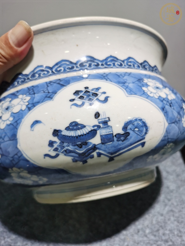 古玩陶瓷青花冰梅博古開窗花卉紋爐真品鑒賞圖