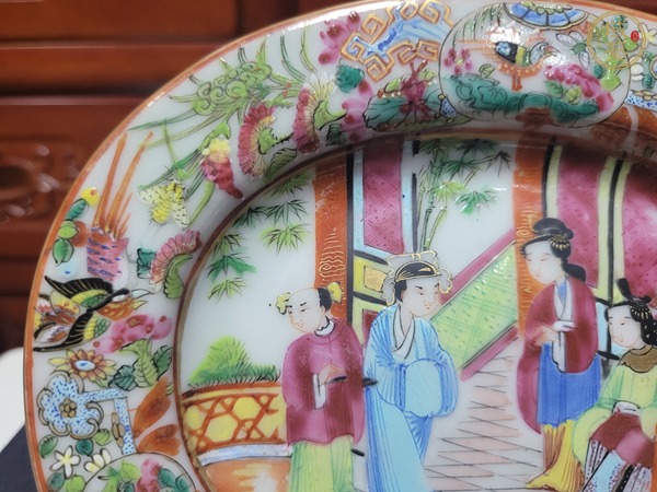 古玩陶瓷人物花鳥蝶紋廣彩盤真品鑒賞圖