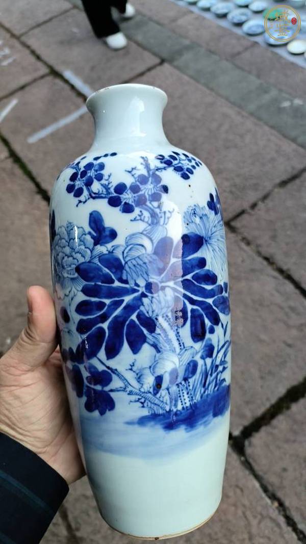 古玩陶瓷花卉紋青花瓶真品鑒賞圖