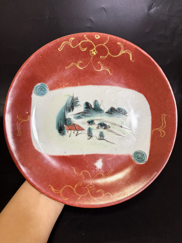 古玩陶瓷清中期 珊湖紅描金書卷開光粉彩山水人物什錦盤拍賣,當(dāng)前價(jià)格2200元