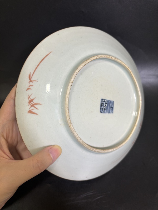 古玩陶瓷清中期 珊湖紅描金書卷開光粉彩山水人物什錦盤拍賣,當(dāng)前價(jià)格2200元