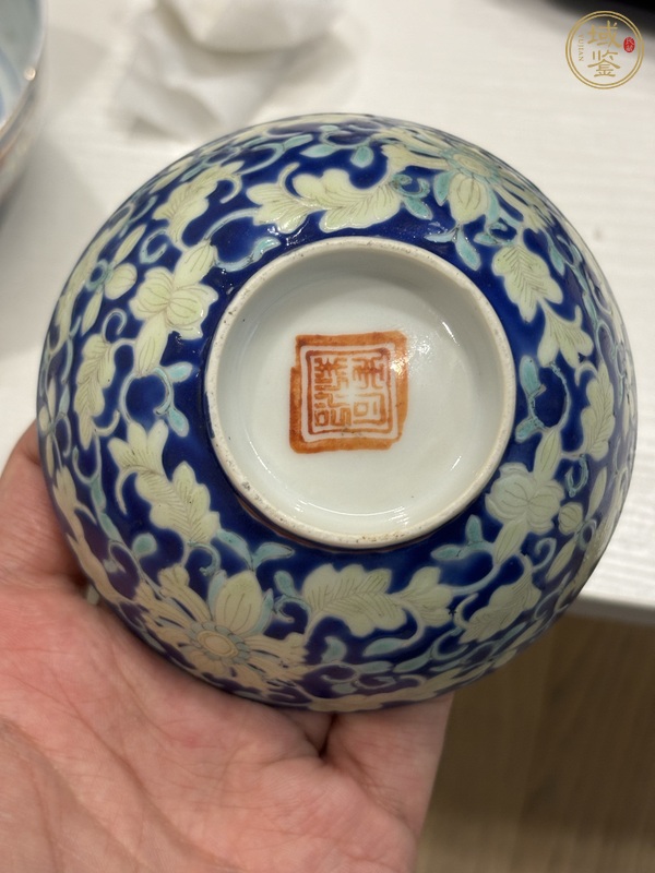 古玩陶瓷藍(lán)地粉彩福壽紋茶碗真品鑒賞圖