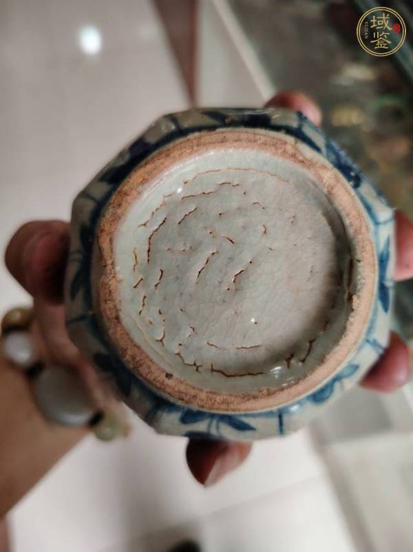 古玩陶瓷花卉紋青花蓋盒真品鑒賞圖