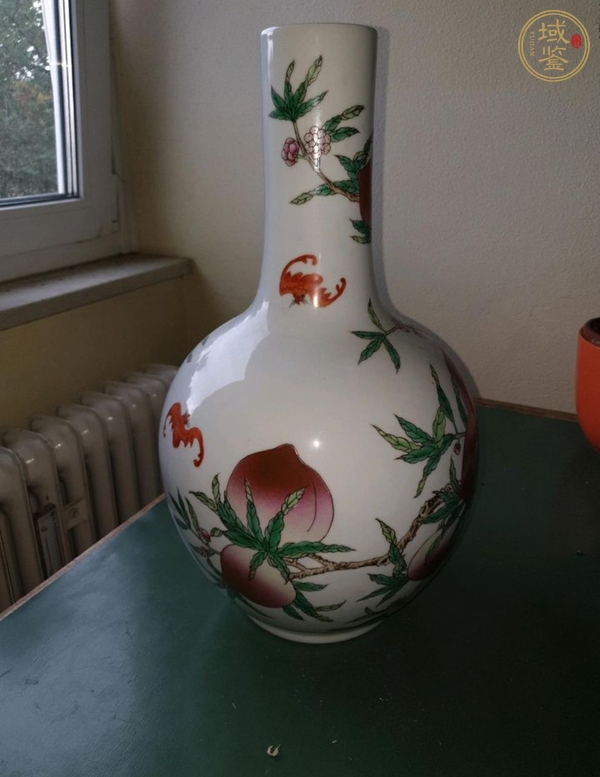 古玩陶瓷桃蝠紋天球瓶真品鑒賞圖