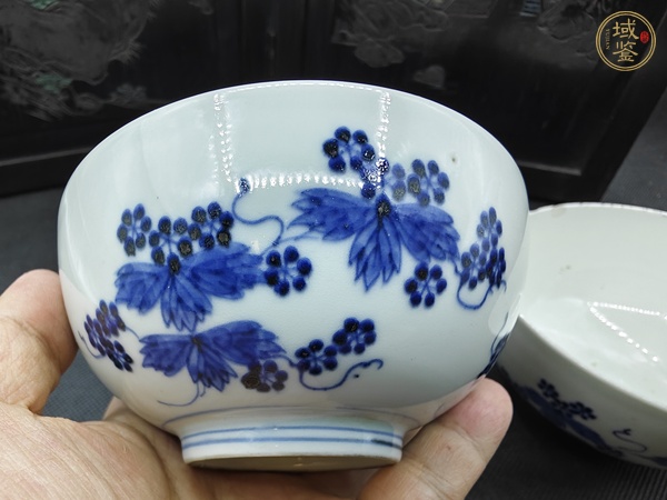 古玩陶瓷青花葡萄紋茶碗真品鑒賞圖