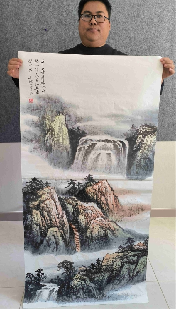 古玩字畫帶合影，授權(quán)拍賣  山東省美協(xié)會員、知名畫家何玉潔作品：千尋瀑布入云端拍賣，當(dāng)前價(jià)格558元