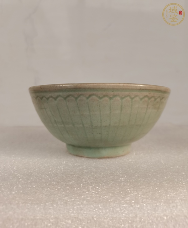 古玩陶瓷龍泉青瓷刻菊瓣紋青釉碗真品鑒賞圖