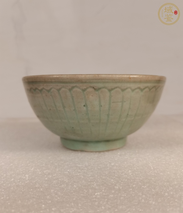 古玩陶瓷龍泉青瓷刻菊瓣紋青釉碗真品鑒賞圖