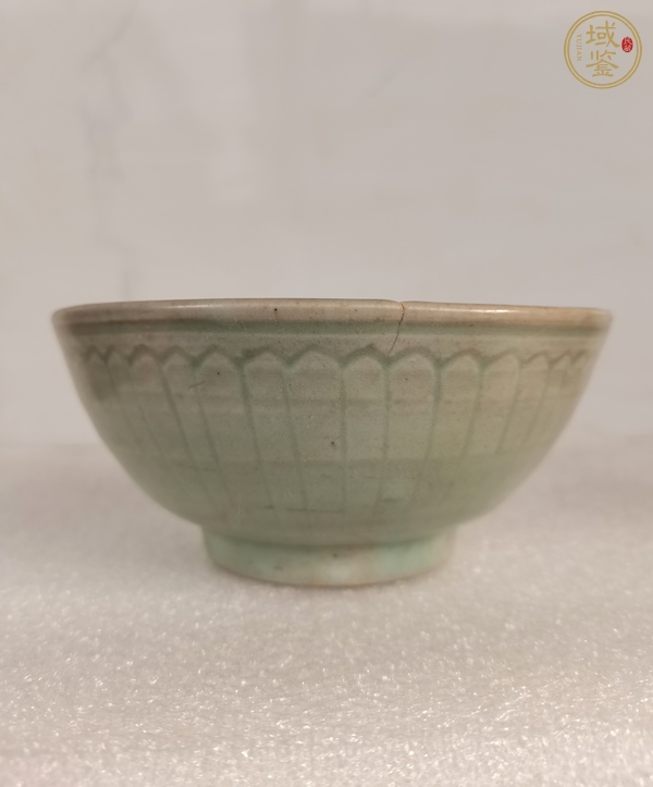 古玩陶瓷龍泉青瓷刻菊瓣紋青釉碗真品鑒賞圖