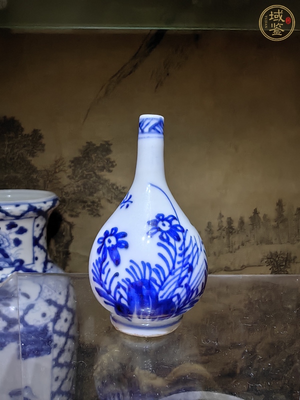 古玩陶瓷花卉紋青花錐把瓶真品鑒賞圖