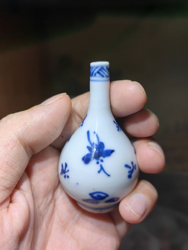 古玩陶瓷康熙花卉紋青花錐把瓶拍賣，當(dāng)前價格2000元