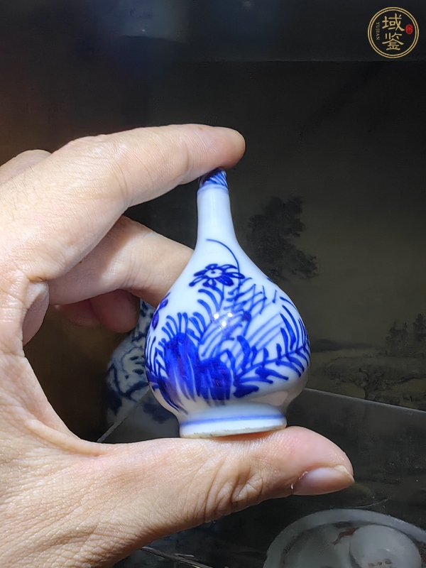 古玩陶瓷花卉紋青花錐把瓶真品鑒賞圖