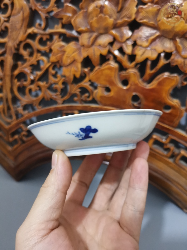 古玩陶瓷青花龍紋臥盤真品鑒賞圖