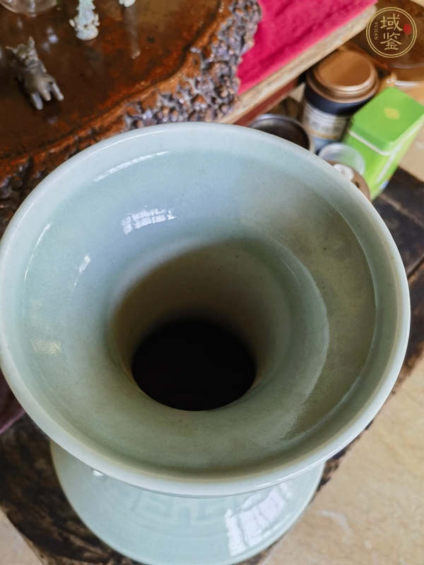 古玩陶瓷豆青雙耳瓶真品鑒賞圖
