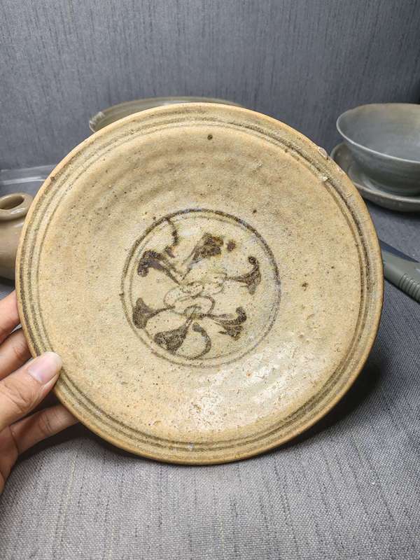古玩陶瓷館藏級珍品宋代青花花卉紋折沿大盤拍賣,當前價格19800元