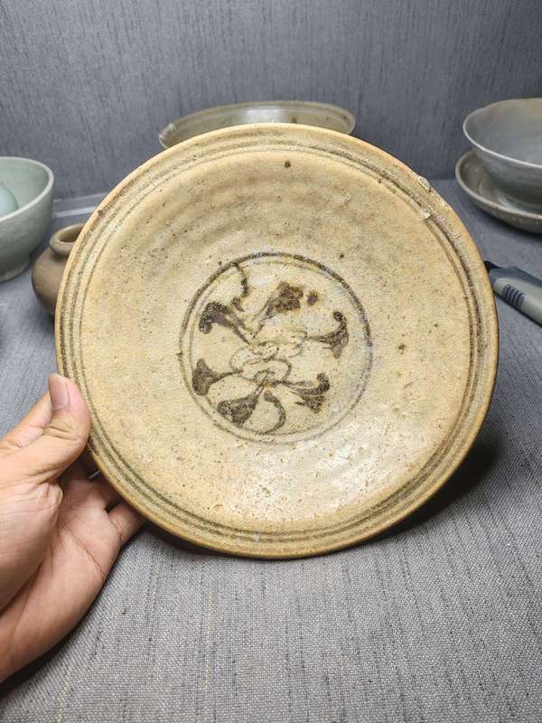 古玩陶瓷館藏級珍品宋代青花花卉紋折沿大盤拍賣,當前價格19800元