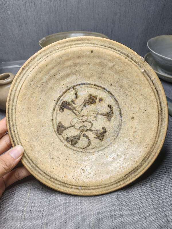 古玩陶瓷館藏級絕品宋代青花花卉紋折沿大盤拍賣，當(dāng)前價格9800元