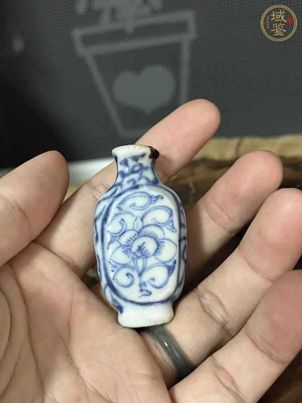 古玩陶瓷青花淡描花卉紋鼻煙壺真品鑒賞圖