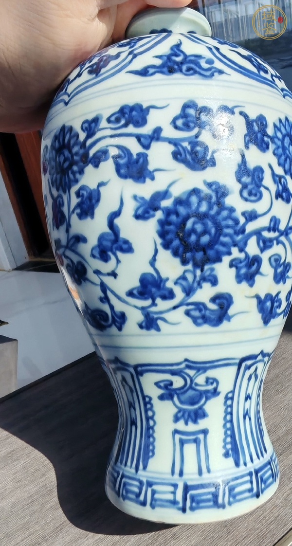 古玩陶瓷青花纏枝花卉紋梅瓶真品鑒賞圖