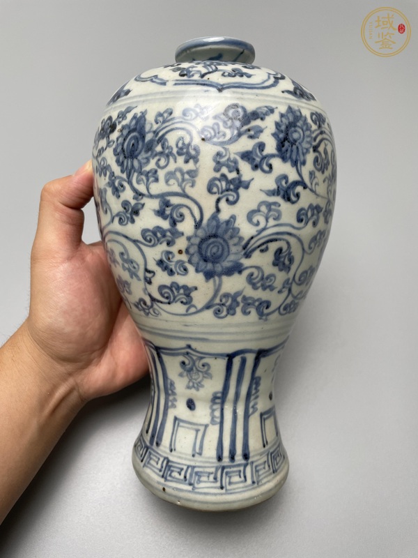 古玩陶瓷青花纏枝花卉紋梅瓶真品鑒賞圖