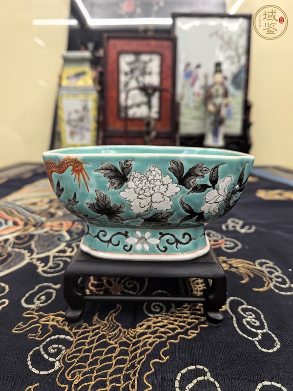 古玩陶瓷松石綠釉粉彩龍穿花紋貢碗真品鑒賞圖