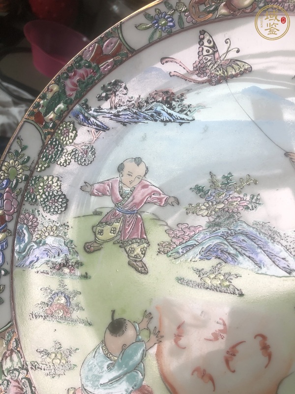 古玩陶瓷嬰戲紋廣彩盤真品鑒賞圖