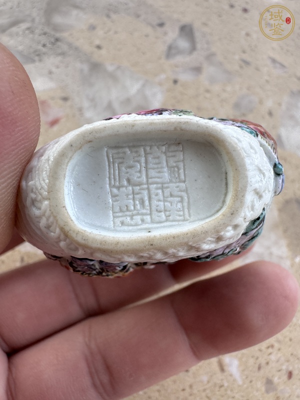 古玩陶瓷民國(guó)至解放初期粉彩吊臂人物故事圖鼻煙壺真品鑒賞圖