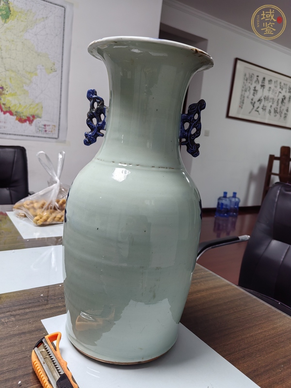 古玩陶瓷豆青青花堆百鳳穿牡丹紋雙耳瓶真品鑒賞圖