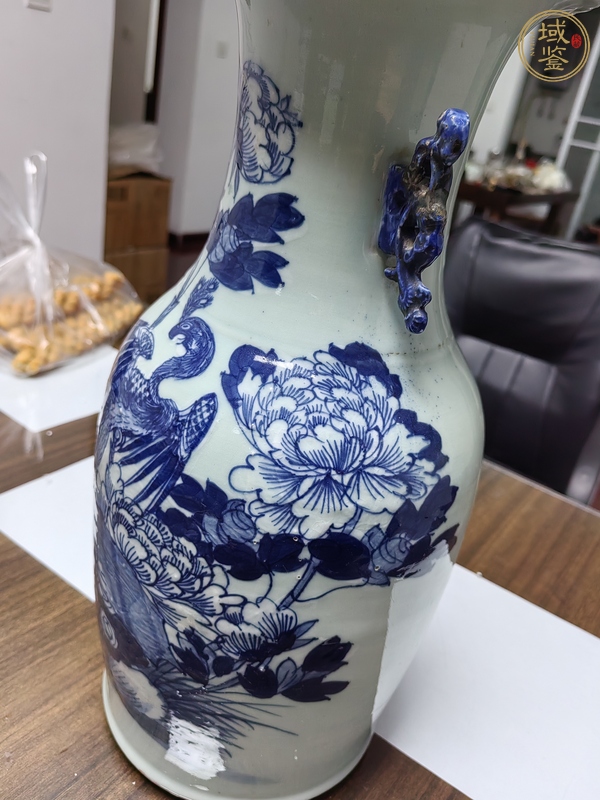 古玩陶瓷豆青青花堆百鳳穿牡丹紋雙耳瓶真品鑒賞圖