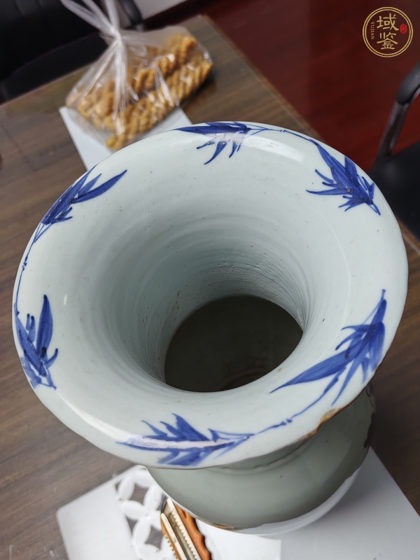 古玩陶瓷豆青青花堆百鳳穿牡丹紋雙耳瓶真品鑒賞圖