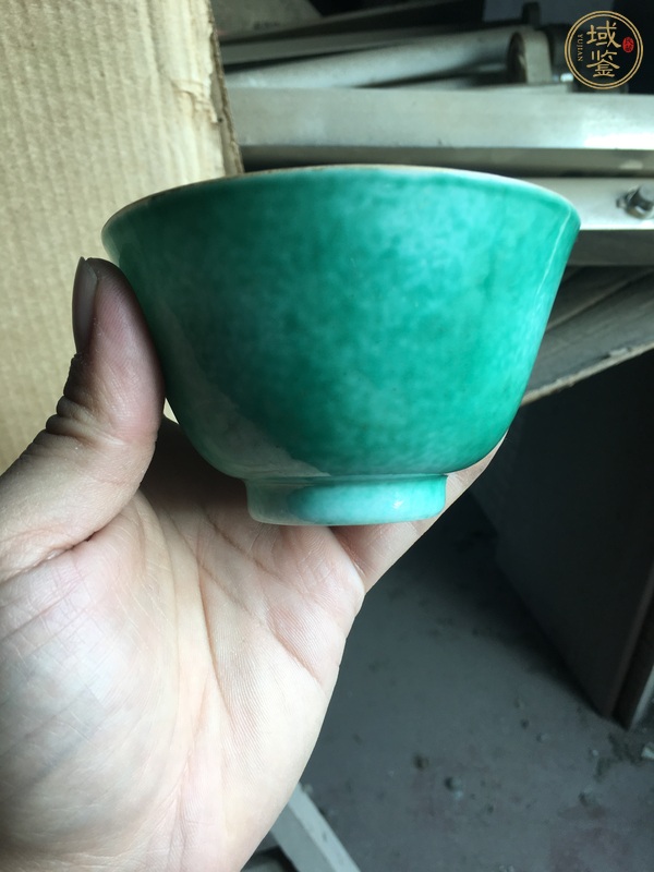 古玩陶瓷翡翠綠釉茶碗真品鑒賞圖