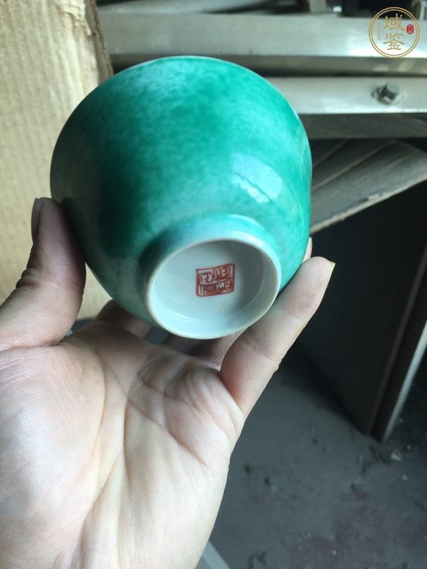 古玩陶瓷翡翠綠釉茶碗真品鑒賞圖