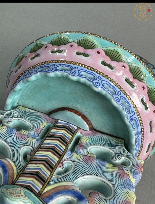 古玩陶瓷清乾隆粉彩纏枝花卉綬帶瓶貢器真品鑒賞圖