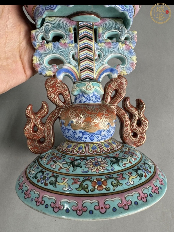 古玩陶瓷清乾隆粉彩纏枝花卉綬帶瓶貢器真品鑒賞圖