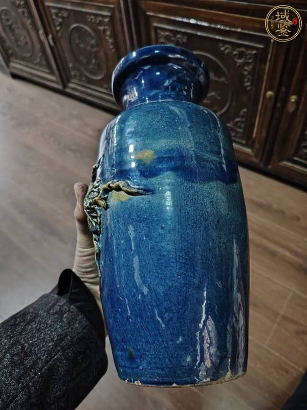 古玩陶瓷孔雀藍(lán)釉堆塑葡萄紋棒槌瓶真品鑒賞圖
