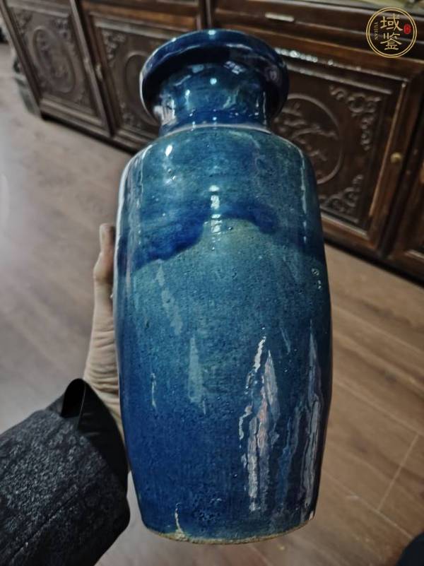 古玩陶瓷孔雀藍(lán)釉堆塑葡萄紋棒槌瓶真品鑒賞圖