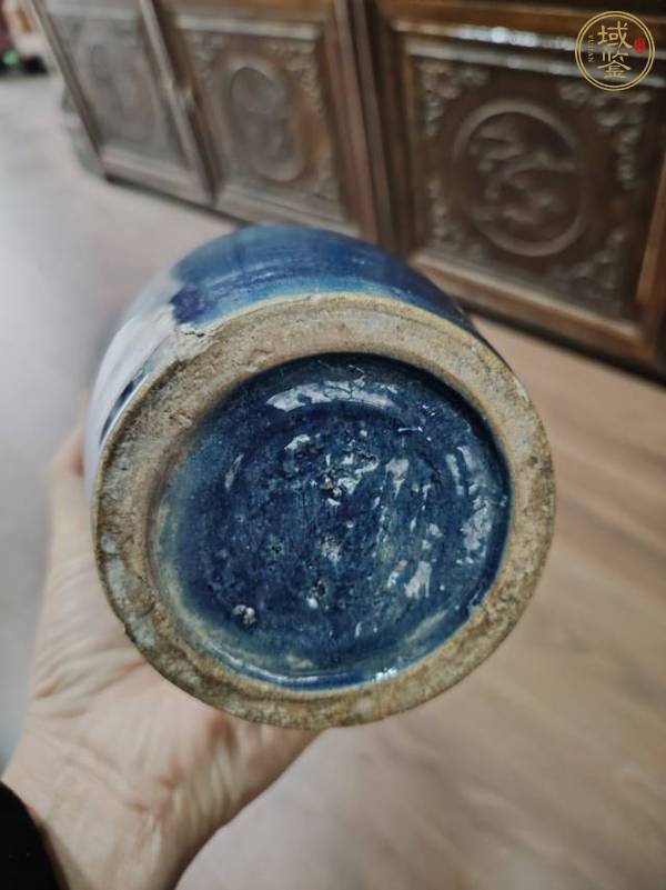 古玩陶瓷孔雀藍(lán)釉堆塑葡萄紋棒槌瓶真品鑒賞圖