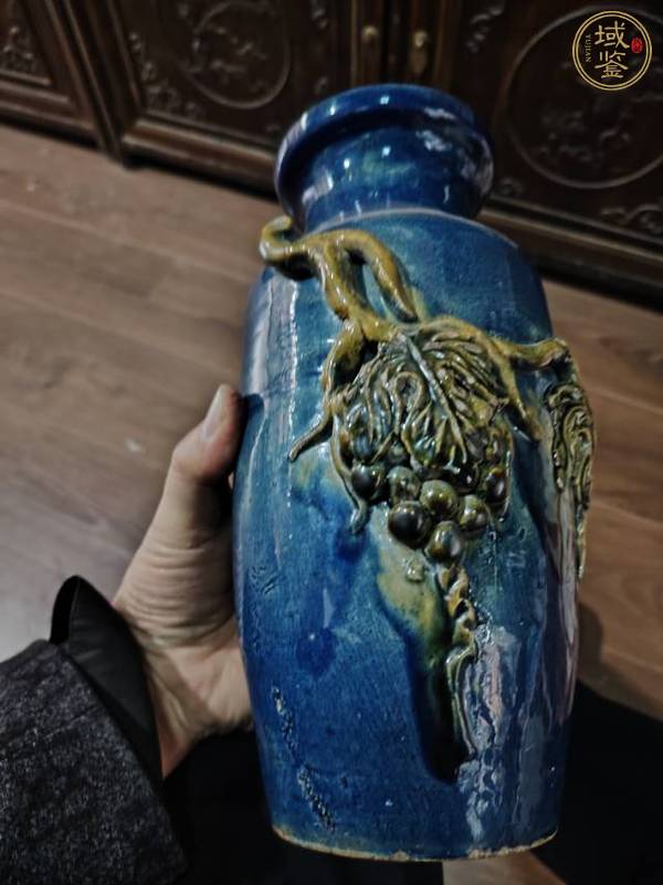 古玩陶瓷孔雀藍(lán)釉堆塑葡萄紋棒槌瓶真品鑒賞圖