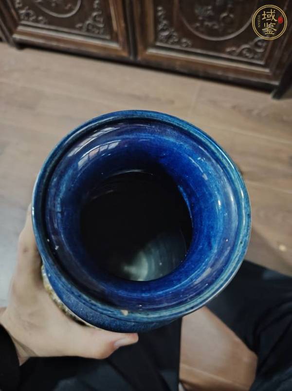 古玩陶瓷孔雀藍(lán)釉堆塑葡萄紋棒槌瓶真品鑒賞圖