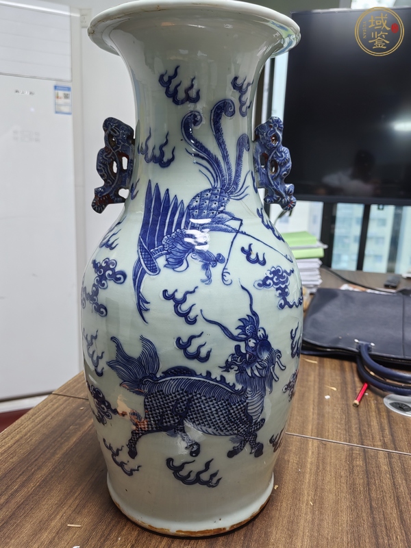 古玩陶瓷麒麟鳳紋豆青釉青花瓶真品鑒賞圖