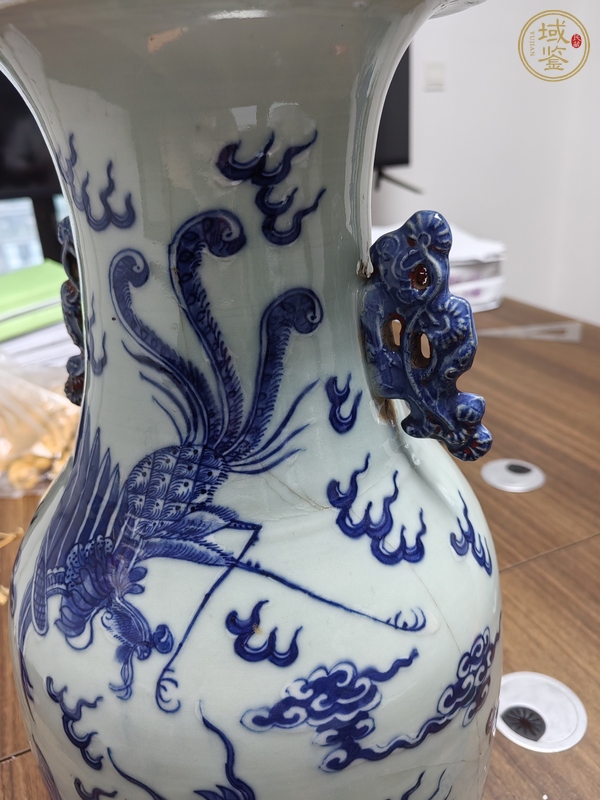 古玩陶瓷麒麟鳳紋豆青釉青花瓶真品鑒賞圖