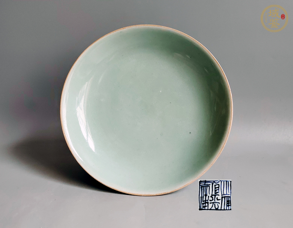 古玩陶瓷清中期豆青釉小盤真品鑒賞圖