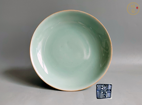古玩陶瓷清中期豆青釉小盤真品鑒賞圖