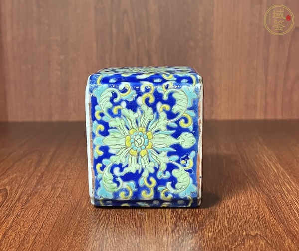 古玩陶瓷藍(lán)地粉彩纏枝花紋水盂真品鑒賞圖