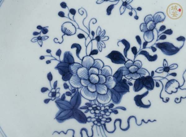 古玩陶瓷花卉紋青花盤真品鑒賞圖