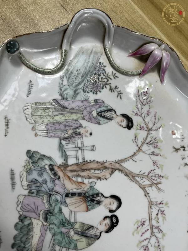 古玩陶瓷仕女紋花口盤真品鑒賞圖