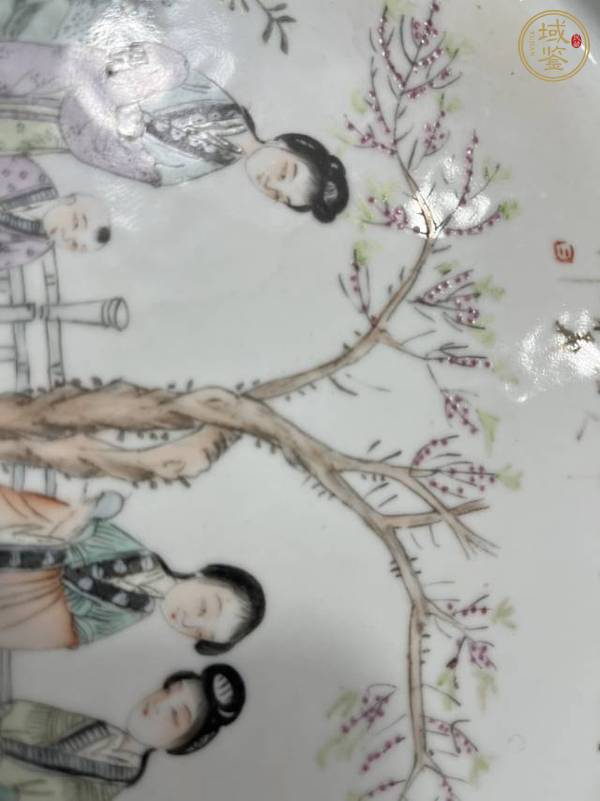 古玩陶瓷仕女紋花口盤真品鑒賞圖